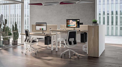 Modernt kontor med höj och sänkbara skrivbord med design