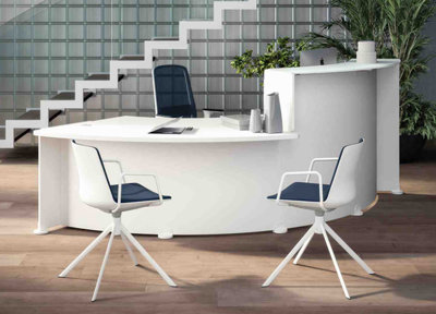 Vit receptionsdisk med mörkgrå front